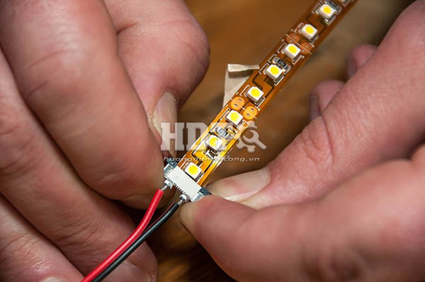 Lặp lại quy trình để gắn đầu còn lại của đèn led thanh nhôm đầu nối dải vào dải đèn thứ hai. 